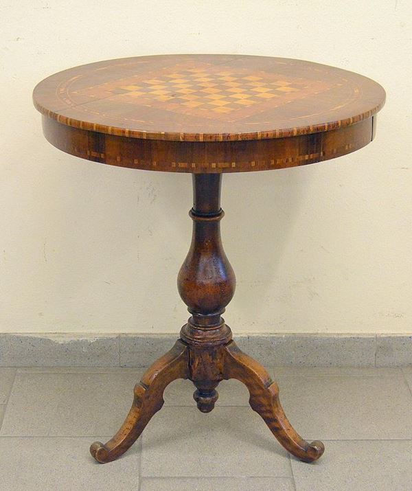 Tavolino da gioco, sec. XVIII, in noce, piano circolare a scacchiera,