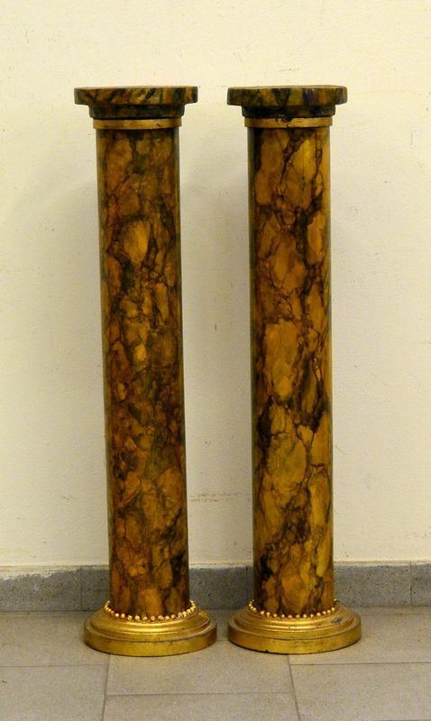 Coppia di colonne, sec. XIX, in legno laccato a