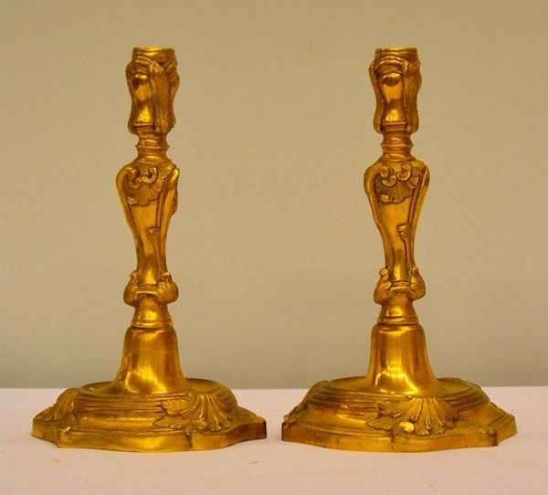Coppia di candelieri, Francia, sec. XIX, in bronzo dorato, fusto