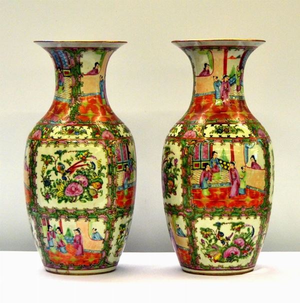 Coppia di vasi, Cina, sec. XX, in porcellana canton, decorati con motivi