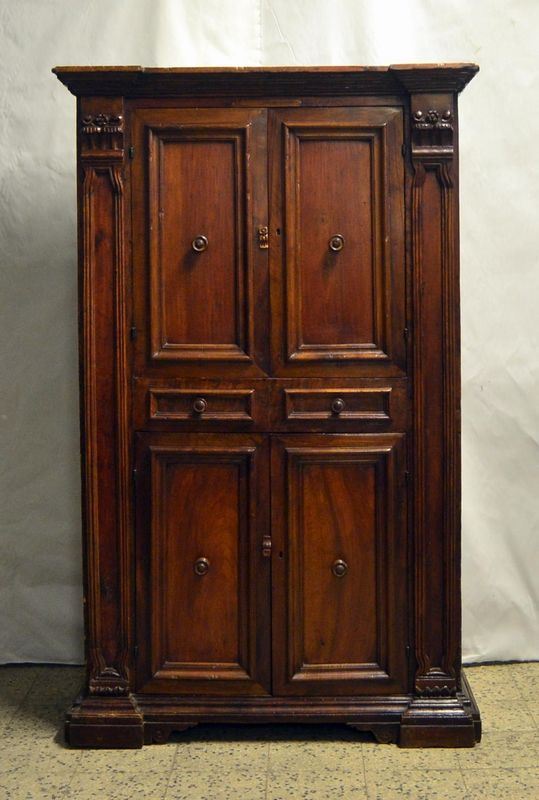 Stipo, in stile 700, in noce intagliato, quattro sportelli,