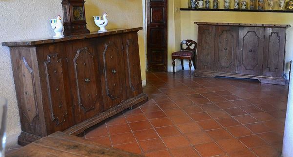 Coppia di credenze, Emilia, sec. XVII, in noce,