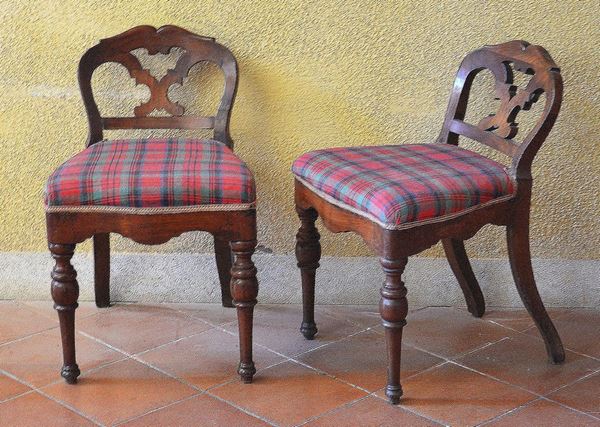 Coppia di sedie da balia, sec. XIX, in noce,