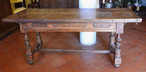 Tavolo, Emilia, sec. XVII, in noce, tre cassetti, gambe
