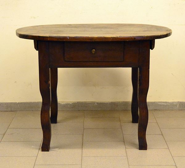 Tavolo, sec. XVIII, in noce e pioppo, piano ovale,