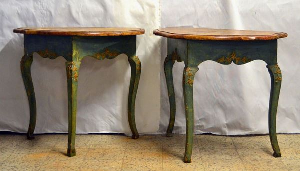 Coppia di consolle, Luigi XIV, sec. XVIII, in legno laccato,
