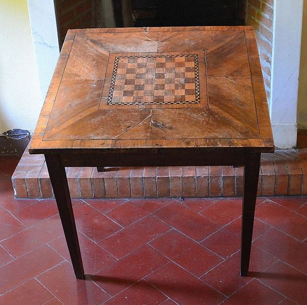 Tavolo da gioco, sec. XVIII, in noce, piano decorato a