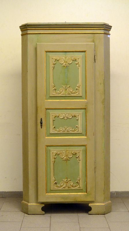 Angoliera, sec. XX, in legno laccato e decorato,