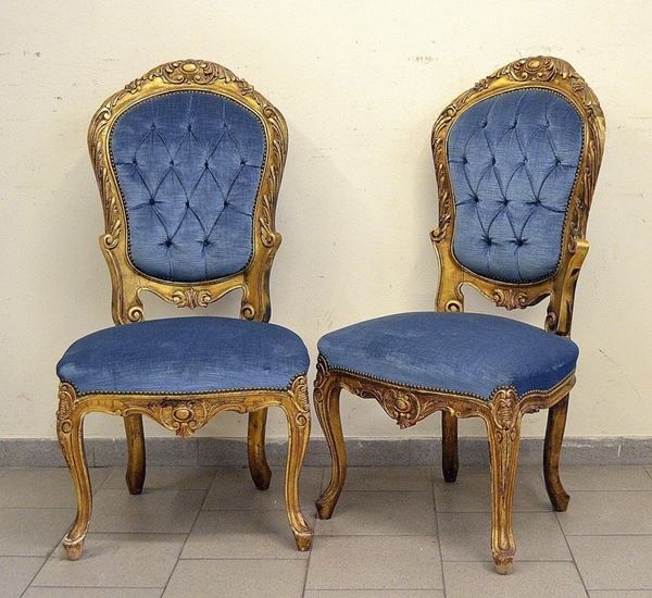 Coppia di poltrone, sec. XIX, in legno dorato e intagliato,