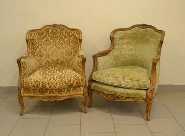 Coppia di poltrone bergere, Francia, sec. XIX, in noce intagliato e