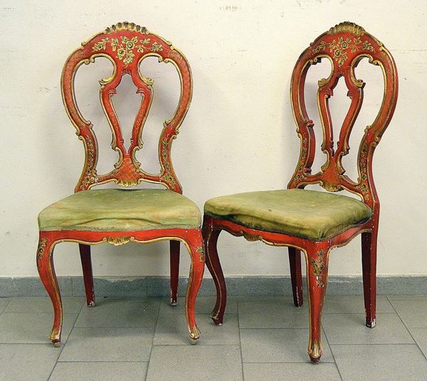 Coppia di sedie, in stile 700, in legno laccato rosso e decorato,