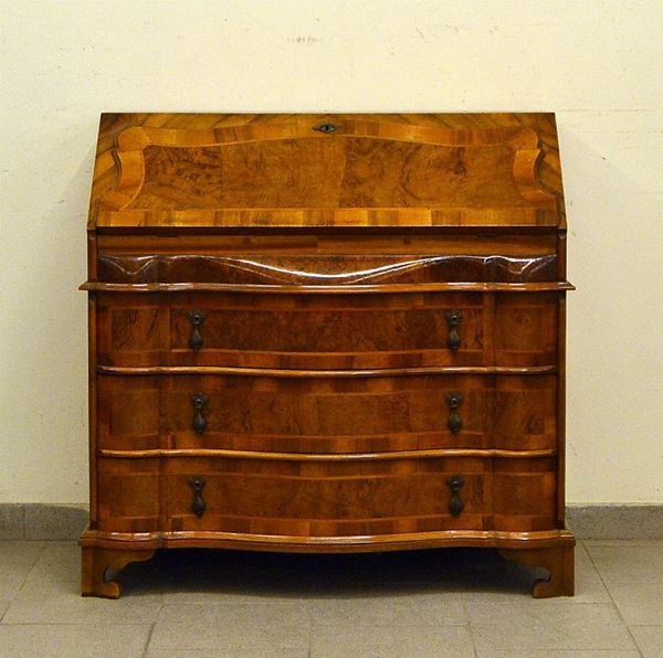 Cassettone-scrivania, in stile 700, in noce, fronte mosso a