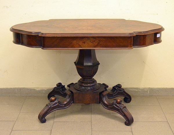 Tavolino, sec. XIX, in radica, piano sagomato,