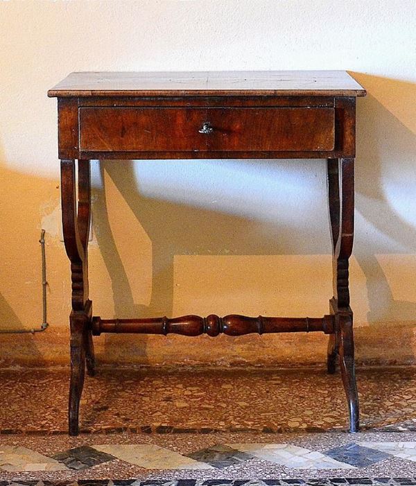 Tavolino da lavoro, Toscana, sec. XIX, in noce,