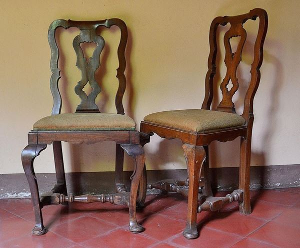 Coppia di sedie, sec. XVIII, in noce, spalliere sagomate,