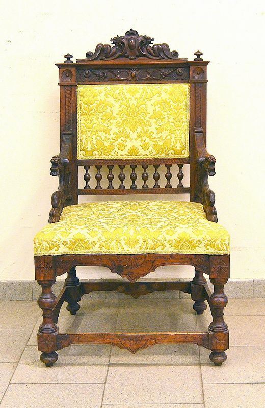 Poltrona, in stile Rinascimento, in mogano intagliato,