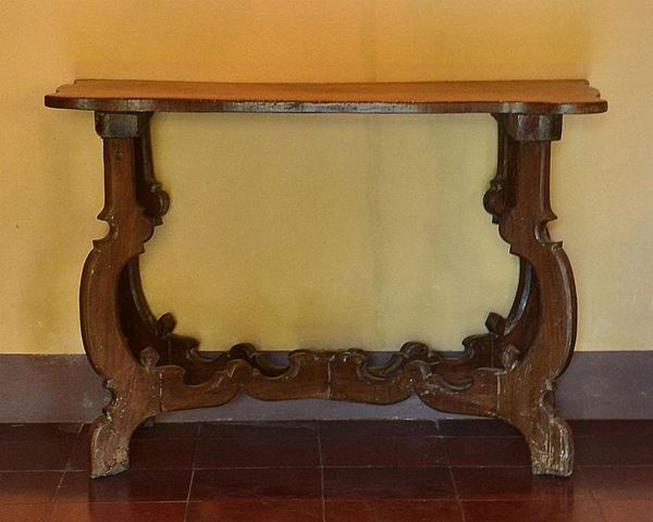 Consolle, Italia centrale, sec. XVIII, in noce,  - Asta MOBILI, DIPINTI, OGGETTI D'ARTE E GIOIELLI - Poggio Bracciolini Casa d'Aste