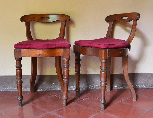 Coppia di sedie da balia, sec. XIX, in noce,