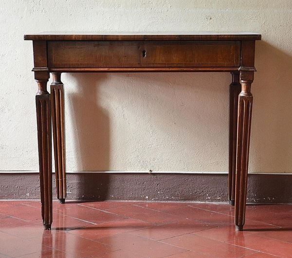 Tavolino, Luigi XVI, fine sec. XVIII, in noce intarsiato,  - Asta MOBILI, DIPINTI, OGGETTI D'ARTE E GIOIELLI - Poggio Bracciolini Casa d'Aste