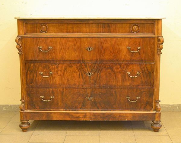Cassettone, sec. XIX, in noce, quattro cassetti,