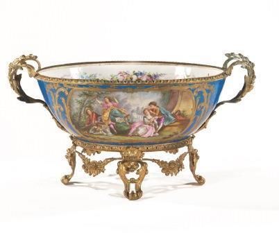 Grande vasca in porcellana di Sevres, fine sec. XIX,&nbsp;&nbsp;&nbsp;&nbsp;&nbsp;&nbsp;&nbsp;&nbsp;&nbsp;&nbsp;&nbsp;&nbsp;&nbsp;&nbsp;&nbsp;&nbsp;&nbsp;&nbsp;&nbsp;&nbsp;&nbsp;&nbsp;