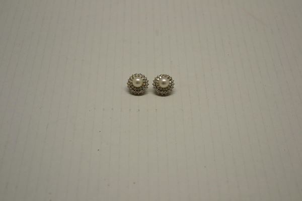 PAIO DI ORECCHINI IN ORO BIANCO, PERLE E DIAMANTI