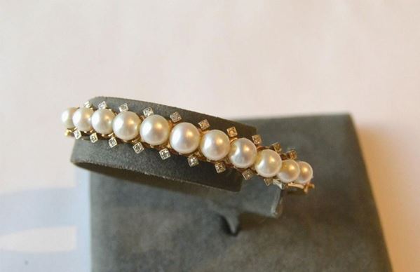 BRACCIALE IN ORO GIALLO, PERLE E DIAMANTI  - Asta GIOIELLI, ARGENTI, ARREDI, DIPINTI - Poggio Bracciolini Casa d'Aste