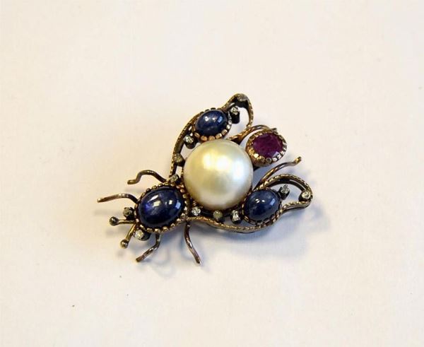 SPILLA, INIZI SEC. XX, IN ORO A BASSO TITOLO, ARGENTO, ZAFFIRI, RUBINO, PERLA E DIAMANTI