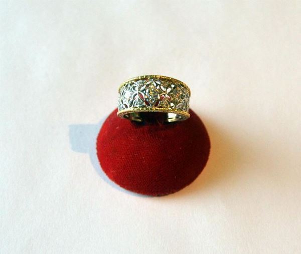 ANELLO IN ORO GIALLO,ORO BIANCO E DIAMANTI