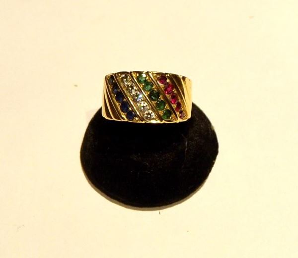 ANELLO IN ORO GIALLO, DIAMANTI, RUBINI, SMERALDI E ZAFFIRI
