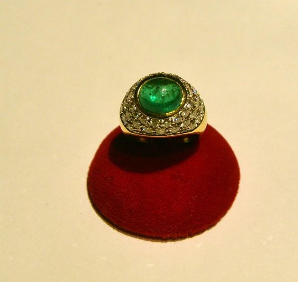 ANELLO IN ORO GIALLO, ORO BIANCO, DIAMANTI E SMERALDO