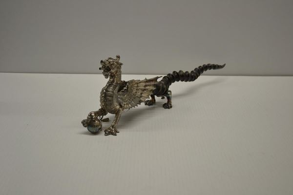 DRAGO ACCENDI FUOCO, SECOLO XX  - Asta GIOIELLI, ARGENTI, ARREDI, DIPINTI - Poggio Bracciolini Casa d'Aste