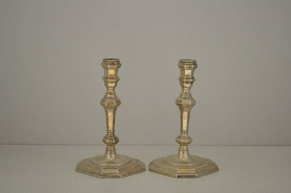 COPPIA DI CANDELIERI, SECOLO XX  - Asta GIOIELLI, ARGENTI, ARREDI, DIPINTI - Poggio Bracciolini Casa d'Aste