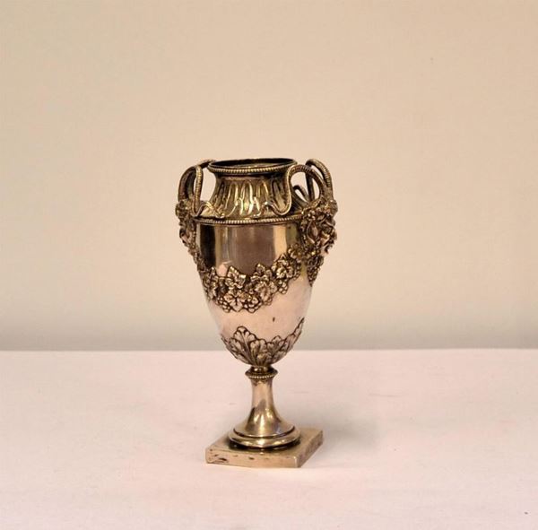 VASETTO PORTAFIORI IN ARGENTO , SEC. XIX&nbsp;&nbsp;&nbsp;&nbsp;&nbsp;&nbsp;&nbsp;&nbsp;&nbsp;&nbsp;&nbsp;&nbsp;&nbsp;&nbsp;&nbsp;&nbsp;&nbsp;&nbsp;&nbsp;&nbsp;&nbsp;&nbsp;&nbsp;&nbsp;&nbsp;&nbsp;&nbsp;&nbsp;&nbsp;&nbsp;&nbsp;&nbsp;&nbsp;&nbsp;&nbsp;&nbsp;&nbsp;&nbsp;&nbsp;&nbsp;&nbsp;&nbsp;
