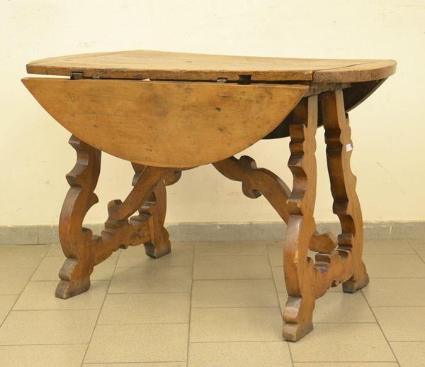 Tavolo a bandelle, in stile 700, in noce, gambe a lira riunite da traverse,