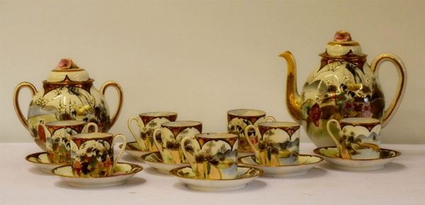 Servito da caff&egrave;, Giappone, inizi sec. XX, in porcellana decorata a figure e