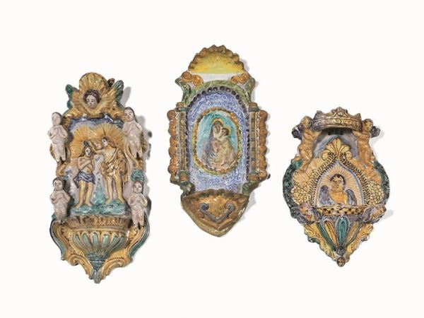 Tre acquasantiere, sec. XVIII, in maiolica