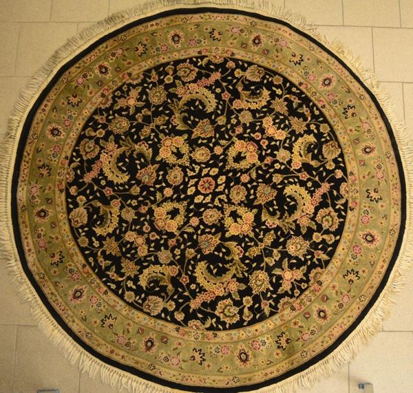 Tappeto persiano, sec. XX, fondo beige e nero a