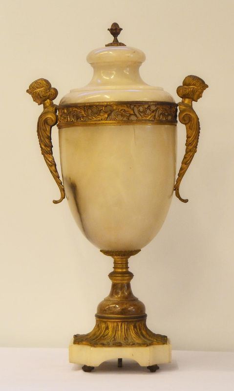 Vaso, in stile 700, in alabastro con applicazioni in bronzo,