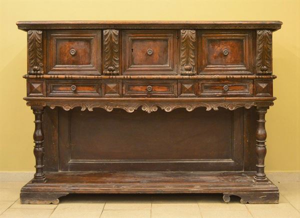 Credenza, in stile rinascimento, in noce intagliato, tre cassetti e