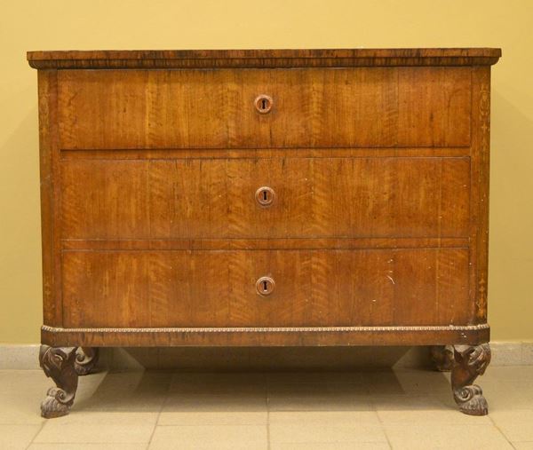 Cassettone, sec. XIX, in noce, tre cassetti,  - Asta GIOIELLI, ARGENTI, ARREDI, DIPINTI - Poggio Bracciolini Casa d'Aste