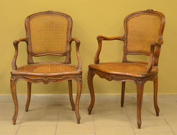 Coppia di poltroncine, sec. XVIII, in noce, spalliera sagomata centrata da