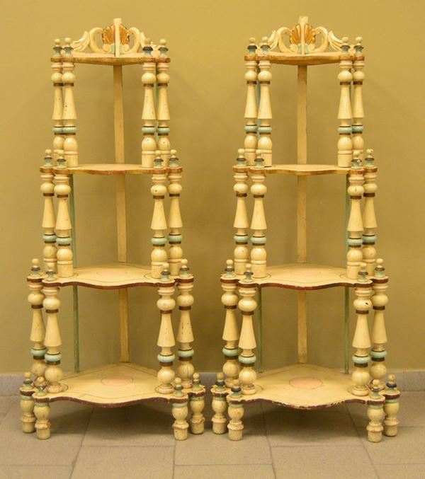 Coppia di angoliere, sec. XX, in legno laccato e dipinto,