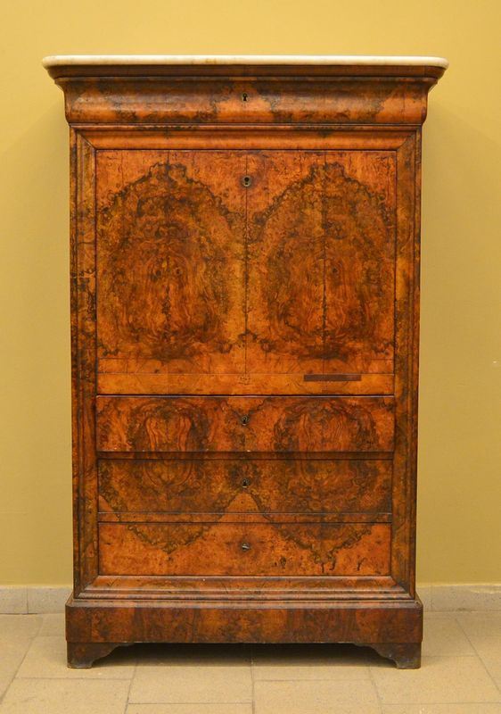 Secretaire, sec. XIX, in radica, quattro cassetti ed uno sportello,