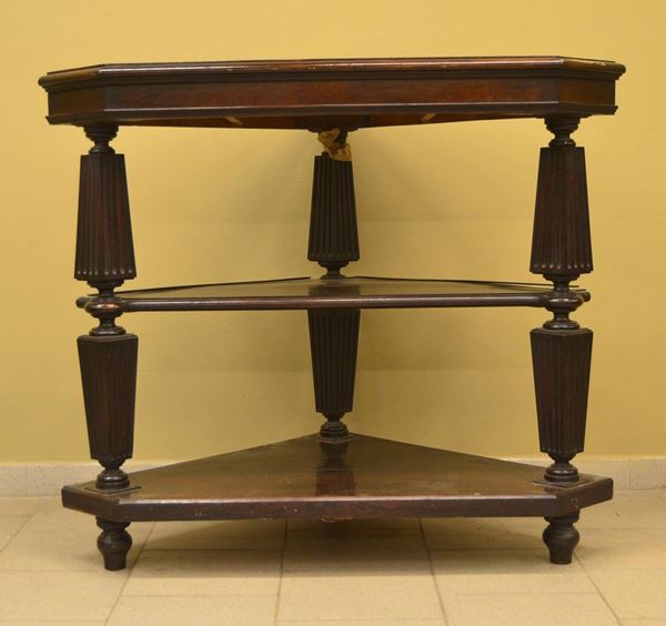 Consolle ad angolo, sec. XX, in mogano,  - Asta GIOIELLI, ARGENTI, ARREDI, DIPINTI - Poggio Bracciolini Casa d'Aste