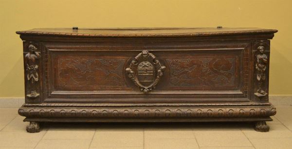 Cassapanca, sec. XVIII, in noce con coperchio incernierato terminante in