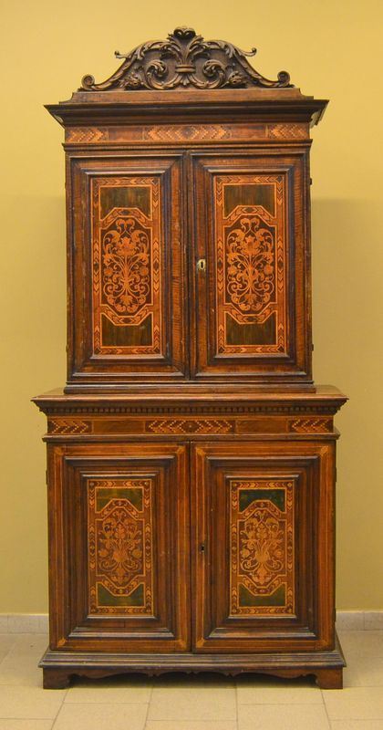Credenza con alzata, Piemonte, inizi sec. XVIII, in noce intarsiato,