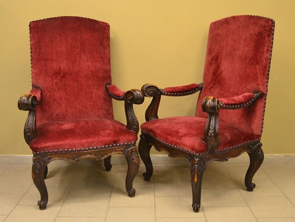 Coppia di poltrone, in stile 600, in noce, braccioli ricurvi,