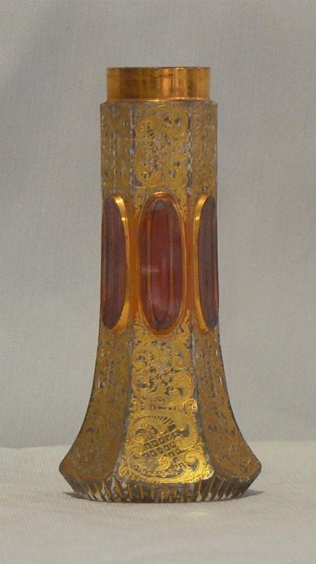 Vasetto sec. XIX, in cristallo decorato a motivi
