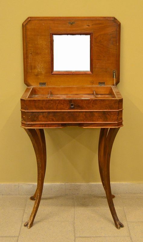 Tavolino da lavoro, sec. XIX, in noce filettato, gambe a sciabola,